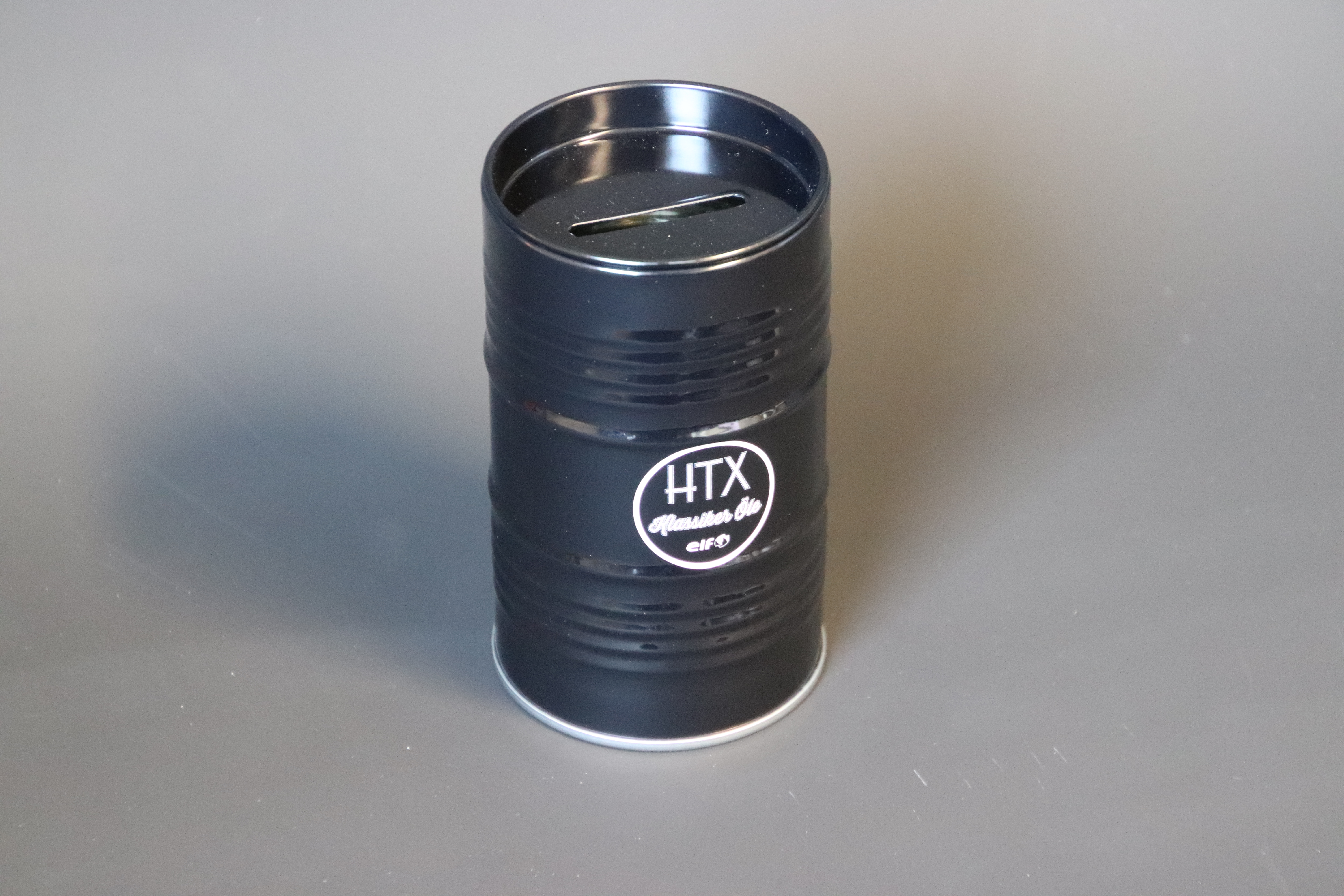 Retro Spardose im Ölfass Look mit HTX Logo